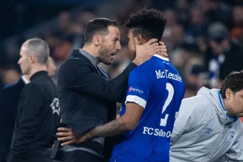 06.11.2018, xkvx, Fussball UEFA Champions League, FC Schalke 04 - Galatasaray Istanbul emspor, v.l. Trainer Domenico Tedesco (S04 - Schalke 04) gibt Anweisung, gestikuliert, mit den Armen gestikulieren, gives instructions, gesticulate Weston McKennie (S04 - Schalke 04) (DFL DFB REGULATIONS PROHIBIT ANY USE OF PHOTOGRAPHS as IMAGE SEQUENCES and or QUASI-VIDEO) Gelsenkirchen
