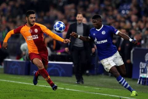 Ozan Kabak (Galatasaray Istanbul) und Breel Donald Embolo (FC Schalke 04) beim Champions League Spiel (Saison 2018 19) FC Schalke 04 - Galatasaray Istanbul. Copyright: Thomas Pakusch