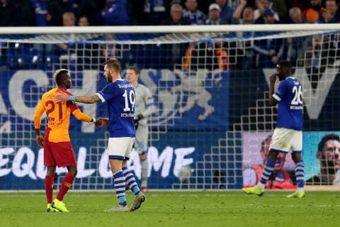 Henry Onyekuru (Galatasaray Istanbul) und Guido Burgstaller (FC Schalke 04) nach dem Spiel beim Champions League Spiel (Saison 2018 19) FC Schalke 04 - Galatasaray Istanbul. Copyright: Thomas Pakusch
