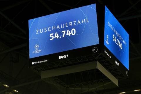 Videowürfel mit der Zuschauerzahl beim Champions League Spiel (Saison 2018 19) FC Schalke 04 - Galatasaray Istanbul. Copyright: Thomas Pakusch