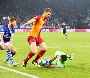 06.11.2018, Fussball,Champions-League 2018 2019; 4.Spieltag; Gruppe D FC Schalke 04--Galatasaray Istanbul ; Guido Burgstaller (S04) lauert Fernando Muslera (Gala) hält den Ball nicht fest. DFL REGULATIONS PROHIBIT ANY USE OF PHOTOGRAPHS AS IMAGE SEQENCES AND OR QUASI-VIDEO. 06.11.2018, Fussball,Champions-League 2018 2019; 4.Spieltag; Gruppe D FC Schalke 04--Galatasaray Istanbul