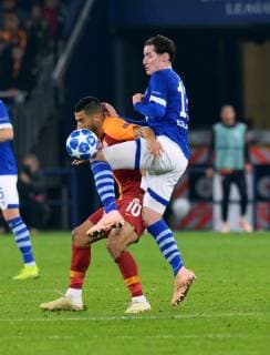 Fussball, UEFA Champions League, Herren, Saison 2018 2019, Gruppe D, 4. Spieltag, VELTINS Arena Gelsenkirchen: FC Schalke 04, S04 (blau) - Galatasaray Istanbul (rot) 2:0; Younes Belhanda (GAL), Sebastian Rudy (S04). Aktion DFL REGULATIONS PROHIBIT ANY USE OF PHOTOGRAPHS AS IMAGE SEQUENCES AND OR QUASI-VIDEO.