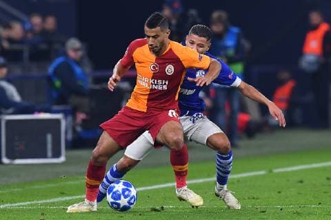 Fußball Champions League Gruppenphase 4. Spieltag FC Schalke 04 - Galatasaray Istanbul am 06.11.2018 in der Veltins Arena in Gelsenkirchen Younes Belhanda ( Istanbul ), vorne - Amine Harit ( Schalke ), hinten DFL Regulations prohibit any use of photographs as image sequences and or quasi video.