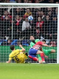 Thomas Delaney ( Borussia Dortmund 6 ) Roman Buerki ( Borussia Dortmund 1 ) Nikola Kalinic ( Atletico Madrid 9 ), Atletico Madrid vs. Borussia Dortmund, Fussball, Champions League Gruppenphase, 06.11.2018 Atletico Madrid vs. Borussia Dortmund, Fussball, Champions League Gruppenphase, 06.11.2018 Madrid Copyright: xEIBNER HarryxLangerx EP_HLR