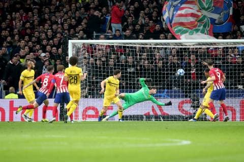 Sport Bilder des Tages Saul Niguez ( Atletico Madrid 8 ) Jadon Sancho ( Borussia Dortmund 7 ) Axel Witsel ( Borussia Dortmund 28 ) Thomas Delaney ( Borussia Dortmund 6 ) gegen Roman Buerki ( Borussia Dortmund 1 ) Manuel Akanji ( Borussia Dortmund 16 ) lenkt den Ball ins Tor Nikola Kalinic ( Atletico Madrid 9 ), Atletico Madrid vs. Borussia Dortmund, Fussball, Champions League Gruppenphase, 06.11.2018 Atletico Madrid vs. Borussia Dortmund, Fussball, Champions League Gruppenphase, 06.11.2018 Madrid Copyright: xEIBNER HarryxLangerx EP_HLR