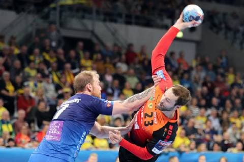 v.li.: Jonas Truchanovicius (MHB, 7), Steffen Fäth (RNL, 23), Zweikampf, Spielszene, Duell, duel, tackle, tackling, Dynamik, Action, Aktion, Handball, Champions League, Rhein-Neckar Löwen - Montpellier HB,