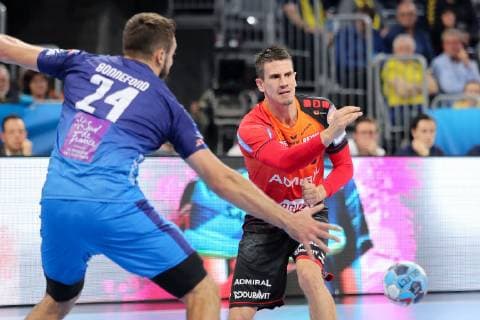 v.li.: Baptiste Bonnefond (MHB, 24), Andre Schmid (Andy Schmid, RNL, 2), Aktion, Action, Spielszene, Handball, Champions League, Rhein-Neckar Löwen - Montpellier HB,