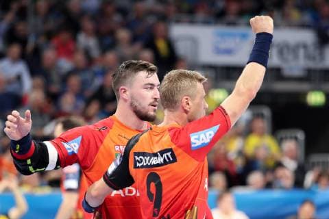 v.li.: Jannik Kohlbacher (RNL, 80), Gudjon Valur Sigurdsson (RNL, 9), jubeln über ein Tor, Jubel, Torjubel, Torerfolg, celebrate the goal, goal, celebration, Jubel ueber das Tor, optimistisch, Spielszene, Highlight, Action, Aktion, Handball, Champions League, Rhein-Neckar Löwen - Montpellier HB,