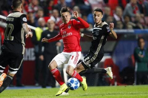 Fußball, CL, Benfica Lissabon - Ajax Amsterdam (l-r) Franco Cervi of SL Benfica, Noussair Mazraoui of Ajax during the UEFA Champions League group E match between SL Benfica and Ajax Amsterdam at Estadio La Luz on November 97, 2018 in Lisbon, Portugal UEFA Champions League 2018 2019 xVIxVIxImagesx xMauricexvanxSteenxIVx 12703879