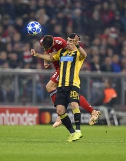 07.11.2018, Fussball UEFA Champions League 2018 2019, Gruppenphase, 4.Spieltag, FC Bayern München - AEK Athen, in der Allianz-Arena München. v.l. Javi Martinez (FC Bayern München) gegen Petros Mantalos (AEK Athen)