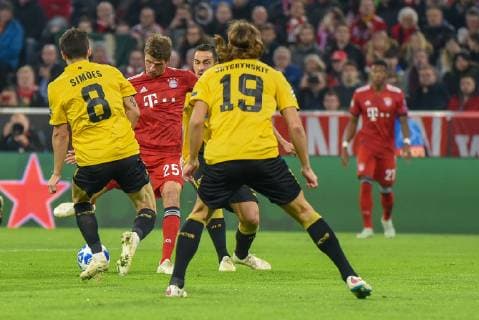 Andre Simoes (AEK Athen), Thomas Müller (FC Bayern Muenchen) und Dmytro Chygrynskyy (AEK Athen). Deutschland, Muenchen, 07.11.2018, Fussball, UEFA Champions League, Matchday 4: FC Bayern Muenchen vs AEK Athen, Allianz-Arena