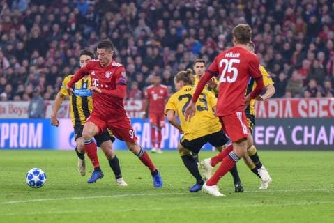 Andre Simoes (AEK Athen), Robert Lewandowski (FC Bayern Muenchen), Niklas Hult (AEK Athen) und Thomas Müller (FC Bayern Muenchen). Deutschland, Muenchen, 07.11.2018, Fussball, UEFA Champions League, Matchday 4: FC Bayern Muenchen vs AEK Athen, Allianz-Arena