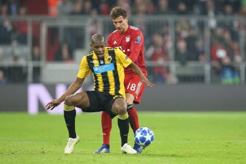 l-r: im Zweikampf, Aktion, mit Alef 95 (AEK Athen) und Leon Goretzka 18 (FC Bayern Muenchen), FC Bayern Muenchen vs. AEK Athen, Fussball, Vorrunde, Champions League, 07.11.2018 Muenchen Bayern Deutschland