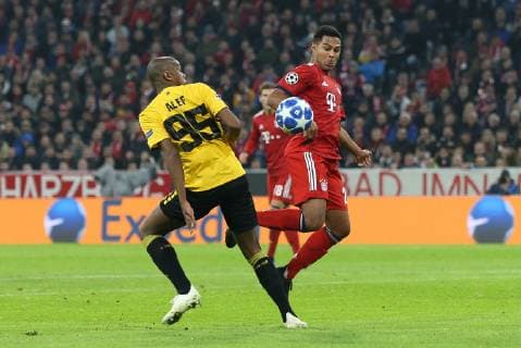 l-r: im Zweikampf, Aktion, mit Alef 95 (AEK Athen) und Serge Gnabry 22 (FC Bayern Muenchen), FC Bayern Muenchen vs. AEK Athen, Fussball, Vorrunde, Champions League, 07.11.2018 Muenchen Bayern Deutschland