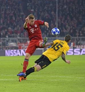 07.11.2018, Fussball UEFA Champions League 2018 2019, Gruppenphase, 4.Spieltag, FC Bayern München - AEK Athen, in der Allianz-Arena München. v.li: Joshua Kimmich (FC Bayern München) gegen Uros Cosic (AEK Athen).