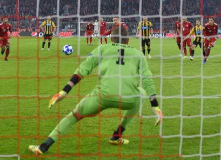 07.11.2018, Fussball UEFA Champions League 2018 2019, Gruppenphase, 4.Spieltag, FC Bayern München - AEK Athen, in der Allianz-Arena München. Robert Lewandowski (FC Bayern München) trifft per Foulelfmeter zum 1:0 gegen Torwart Vasilos Barkas (AEK Athen)