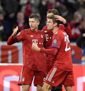 07.11.2018, Fussball UEFA Champions League 2018 2019, Gruppenphase, 4.Spieltag, FC Bayern München - AEK Athen, in der Allianz-Arena München. Torjubel. v.l. Robert Lewandowski (FC Bayern München), Leon Goretzka (FC Bayern München) und Thomas Müller (FC Bayern München)