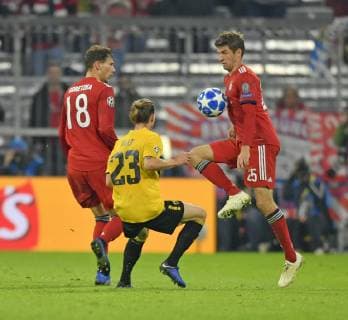 07.11.2018, Fussball UEFA Champions League 2018 2019, Gruppenphase, 4.Spieltag, FC Bayern München - AEK Athen, in der Allianz-Arena München. v.li: Leon Goretzka (FC Bayern München), Niklas Hult (AEK Athen), Thomas Müller (FC Bayern München).