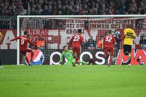 Robert Lewandowski (FC Bayern Muenchen 9) erzielt per Elfmeter das 1:0 gegen Vasilios Barkas 1 (AEK Athen) , FC Bayern Muenchen vs. AEK Athen, Fussball, Vorrunde, Champions League, 07.11.2018 Muenchen Bayern Deutschland