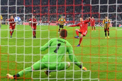 Robert LEWANDOWSKI (Bayern Muenchen) schiesst er Elfmeter,Strafstoss das Tor zum 1-0 gegen Vassilis BARKAS (Torwart Athen)., Aktion,Torschuss. FC Bayern Muenchen (M) - AEK Athens FC (Athen), Fussball Champions League,Gruppe E, am 07.11.2018. A L L I A N Z A R E N A. DFL REGULATIONS PROHIBIT ANY USE OF PHOTOGRAPHS AS IMAGE SEQUENCES AND OR QUASI-VIDEO.