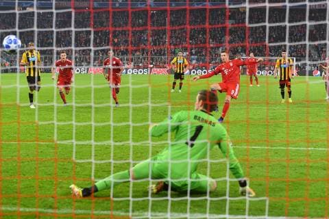 Sport Bilder des Tages Robert LEWANDOWSKI (Bayern Muenchen) schiesst er Elfmeter,Strafstoss das Tor zum 1-0 gegen Vassilis BARKAS (Torwart Athen)., Aktion,Torschuss. FC Bayern Muenchen (M) - AEK Athens FC (Athen), Fussball Champions League,Gruppe E, am 07.11.2018. A L L I A N Z A R E N A. DFL REGULATIONS PROHIBIT ANY USE OF PHOTOGRAPHS AS IMAGE SEQUENCES AND OR QUASI-VIDEO.