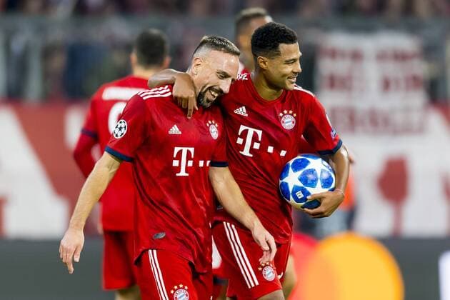 GER, UEFA CL, FC Bayern Muenchen (GER) vs AEK Athen (GRC) 07.11.2018, Allianz Arena, Muenchen, GER, UEFA CL, FC Bayern Muenchen (GER) vs AEK Athen (GRC), Gruppe E, UEFA regulations prohibit any use of photographs as image sequences and or quasi-video, im Bild Jubel nach dem Tor zum 1-0 durch Robert Lewandowski (FCB 9) nicht im Bild mit Franck Ribery (FCB 7) und Serge Gnabry (FCB 22)