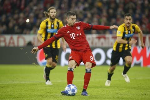 Robert Lewandowski (Bayern) erzielt per Strafstoss das Tor zum 1:0 für München . FC Bayern München-AEK Athen . München, GER, 07.11.2018, Fussball-Champions League 2018-2019 .