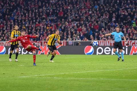 Robert Lewandowski (FC Bayern Muenchen) erzielt per Foulelfmeter das 1:0. Deutschland, Muenchen, 07.11.2018, Fussball, UEFA Champions League, Matchday 4: FC Bayern Muenchen vs AEK Athen, Allianz-Arena