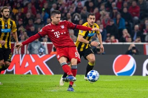 07.11.2018, xkvx, Fussball UEFA Champions League, FC Bayern Muenchen - AEK Athen emspor, v.l. Goal scored, Tor zum 1:0 durch Robert Lewandowski (FCB - FC Bayern Muenchen) Elfmeter (DFL DFB REGULATIONS PROHIBIT ANY USE OF PHOTOGRAPHS as IMAGE SEQUENCES and or QUASI-VIDEO) Muenchen