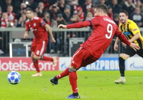 Robert Lewandowski (FC Bayern) trifft per Elfmeter zum 1-0) Fussball UEFA Champions League FC Bayern München - AEK Athens FC 07.11.2018