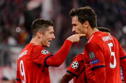 Munich, Germany 07.11.2018, UEFA Champions League - 2018 19 Season, Rueckrunde, Gruppenphase - Gruppe E, 4. Spieltag, FC Bayern Muenchen - AEK Athens FC, Robert Lewandowski (FCB) gestikuliert, gestik mit Mats Hummels (FCB) ( DeFodi527