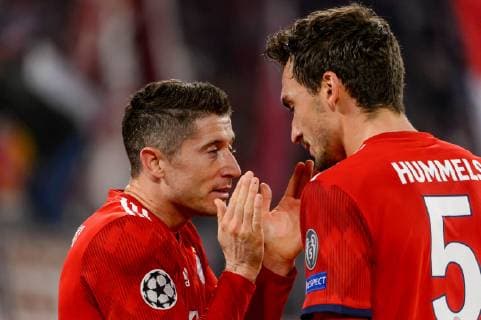 Munich, Germany 07.11.2018, UEFA Champions League - 2018 19 Season, Rueckrunde, Gruppenphase - Gruppe E, 4. Spieltag, FC Bayern Muenchen - AEK Athens FC, Robert Lewandowski (FCB) gestikuliert, gestik mit Mats Hummels (FCB) ( DeFodi527