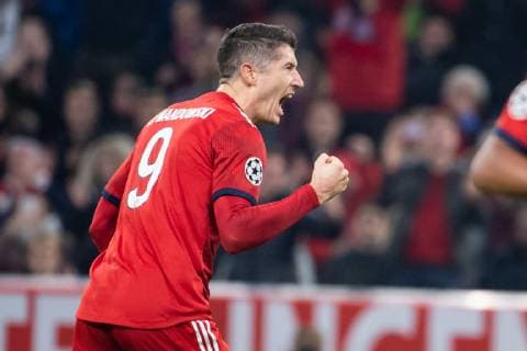 07.11.2018, xkvx, Fussball UEFA Champions League, FC Bayern Muenchen - AEK Athen emspor, v.l. Torjubel, Goal celebration, celebrate the goal zum 1:0 durch Robert Lewandowski (FCB - FC Bayern Muenchen) Elfmeter (DFL DFB REGULATIONS PROHIBIT ANY USE OF PHOTOGRAPHS as IMAGE SEQUENCES and or QUASI-VIDEO) Muenchen