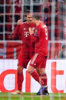 07.11.2018, xkvx, Fussball UEFA Champions League, FC Bayern Muenchen - AEK Athen emspor, v.l. Torjubel, Goal celebration, celebrate the goal zum 1:0 durch Robert Lewandowski (FCB - FC Bayern Muenchen) Elfmeter (DFL DFB REGULATIONS PROHIBIT ANY USE OF PHOTOGRAPHS as IMAGE SEQUENCES and or QUASI-VIDEO) Muenchen