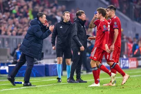 Trainer Niko Kovac (FC Bayern Muenchen) gibt Anweisungen an Thomas Müller (FC Bayern Muenchen) und Javier Martinez (FC Bayern Muenchen). Deutschland, Muenchen, 07.11.2018, Fussball, UEFA Champions League, Matchday 4: FC Bayern Muenchen vs AEK Athen, Allianz-Arena