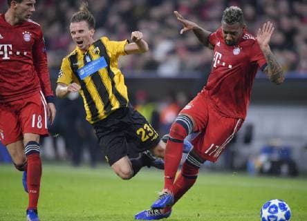 07.11.2018, Fussball UEFA Champions League 2018 2019, Gruppenphase, 4.Spieltag, FC Bayern München - AEK Athen, in der Allianz-Arena München. v.li: Leon Goretzka (FC Bayern München), Niklas Hult (AEK Athen), Jerome Boateng (FC Bayern München).