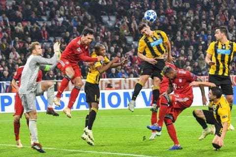 Kopfball von Ezequiel Ponce 22 (AEK Athen) , FC Bayern Muenchen vs. AEK Athen, Fussball, Vorrunde, Champions League, 07.11.2018 Muenchen Bayern Deutschland