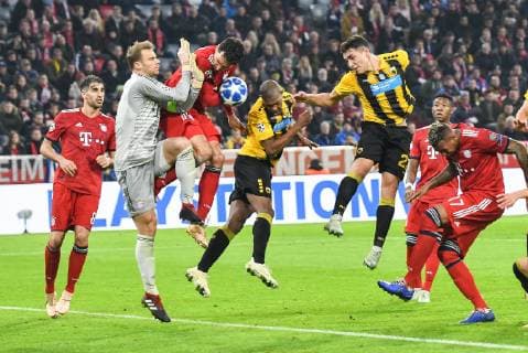 Torwart Manuel Neuer (FC Bayern Muenchen 1) und Mats Hummels (FC Bayern Muenchen 5) klaeren nach Kopfball von Ezequiel Ponce 22 (AEK Athen) , FC Bayern Muenchen vs. AEK Athen, Fussball, Vorrunde, Champions League, 07.11.2018 Muenchen Bayern Deutschland