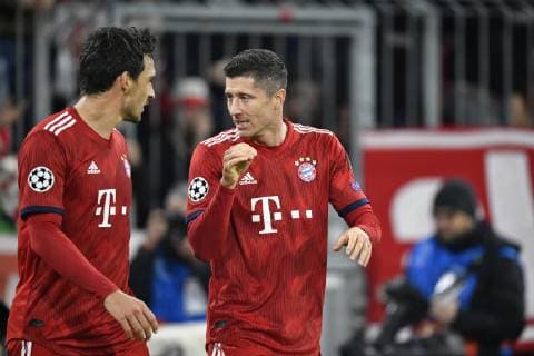 TOR zum 1:0 Robert Lewandowski FC Bayern München Elfmeter Torjubel im Gespräch Diskussion mit Mats Hummels FC Bayern München Champions League CL Gruppenphase FC Bayern München FCB vs AEK Athen 07.11.2018 DFL REGULATIONS PROHIBIT ANY USE OF PHOTOGRAPHS AS IMAGE SEQUENCES AND OR QUASI-VIDEO FC Bayern München FCB vs AEK Athen