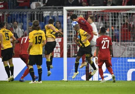 Strafraumszene Torraumszene Torwart Manuel Neuer FC Bayern München Mats Hummels FC Bayern München Kopfballduell, Zweikampf, Aktion Alef AEK Athen Champions League CL Gruppenphase FC Bayern München FCB vs AEK Athen 07.11.2018 DFL REGULATIONS PROHIBIT ANY USE OF PHOTOGRAPHS AS IMAGE SEQUENCES AND OR QUASI-VIDEO FC Bayern München FCB vs AEK Athen