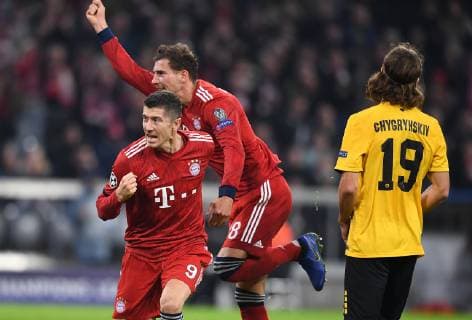 FUSSBALL CHAMPIONS LEAGUE SAISON 2018 2019 GRUPPENPHASE FC Bayern Muenchen - AEK Athen 07.11.2018 Leon Goretzka (li) und Robert Lewandowski (Mitte, beide FC Bayern Muenchen) bejubeln den Treffer zum 1:0. Dmitri Chigrinskiy (re, AEK Athen) wendet sich enttaeuscht ab.
