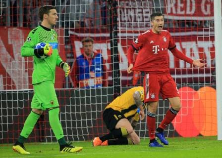 07.11.2018, Champions League, FC Bayern vs AEK Athen, Allianz Arena Muenchen, Fussball, im Bild: Alkiviadis Markopouliotis ( AEK Athen ) und Robert Lewandowski (FCB) schimpft DFL REGULATIONS PROHIBIT ANY USE OF PHOTOGRAPHS AS IMAGE SEQUENCES AND OR QUASI VIDEO.