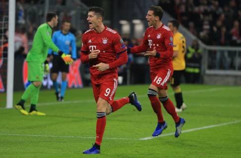 07.11.2018, Champions League, FC Bayern vs AEK Athen, Allianz Arena Muenchen, Fussball, im Bild: Robert Lewandowski (FCB) und Leon Goretzka (FCB) jubeln zum 1:0 DFL REGULATIONS PROHIBIT ANY USE OF PHOTOGRAPHS AS IMAGE SEQUENCES AND OR QUASI VIDEO.