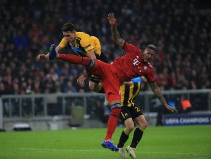 07.11.2018, Champions League, FC Bayern vs AEK Athen, Allianz Arena Muenchen, Fussball, im Bild: Ezequiel Ponce ( AEK Athen ) vs Jerome Boateng (FCB) DFL REGULATIONS PROHIBIT ANY USE OF PHOTOGRAPHS AS IMAGE SEQUENCES AND OR QUASI VIDEO.