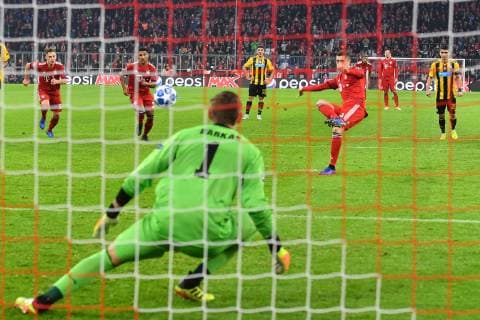 Robert LEWANDOWSKI (Bayern Muenchen) schiesst er Elfmeter,Strafstoss das Tor zum 1-0 gegen Vassilis BARKAS (Torwart Athen)., Aktion,Torschuss. FC Bayern Muenchen (M) - AEK Athens FC (Athen), Fussball Champions League,Gruppe E, am 07.11.2018. A L L I A N Z A R E N A. DFL REGULATIONS PROHIBIT ANY USE OF PHOTOGRAPHS AS IMAGE SEQUENCES AND OR QUASI-VIDEO.