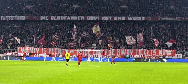 Fußball, CL, Bayern München - AEK Athen, Fans protestieren gegen Ticket-Preise 07.11.2018, Fussball UEFA Champions League 2018 2019, Gruppenphase, 4.Spieltag, FC Bayern München - AEK Athen, in der Allianz-Arena München. Proteste der Bayernfans gegen zu Teure AWAY Tickets (Auswärts).