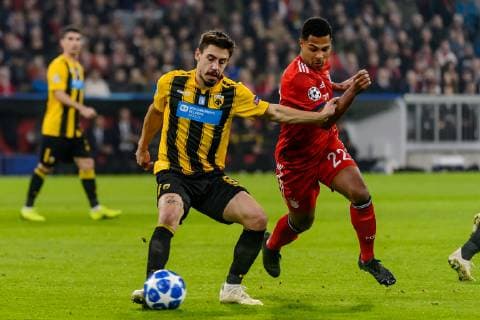 Munich, Germany 07.11.2018, UEFA Champions League - 2018 19 Season, Rueckrunde, Gruppenphase - Gruppe E, 4. Spieltag, FC Bayern Muenchen - AEK Athens FC, Andre Simoes (AEK) und Serge Gnabry (FCB) im Zweikampf ( DeFodi527