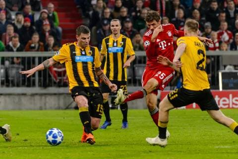 Munich, Germany 07.11.2018, UEFA Champions League - 2018 19 Season, Rueckrunde, Gruppenphase - Gruppe E, 4. Spieltag, FC Bayern Muenchen - AEK Athens FC, Vassilis Lampropoulos (AEK), Uros Cosic (AEK), Thomas Mueller (FCB) und Michalis Bakakis (AEK) im Zweikampf ( DeFodi527