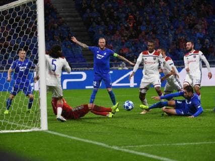 07.11.2018, xmeix, Fussball UEFA Champions League, Olympique Lyon - TSG 1899 Hoffenheim, emspor, v.l. Chance von Ishak Belfodil (TSG 1899 Hoffenheim) gegen Olympique Lyons Anthony Lopes, Olympique Lyons Marcelo, Olympique Lyons Jeremy Morel DFL DFB REGULATIONS PROHIBIT ANY USE OF PHOTOGRAPHS as IMAGE SEQUENCES and or QUASI-VIDEO Lyon