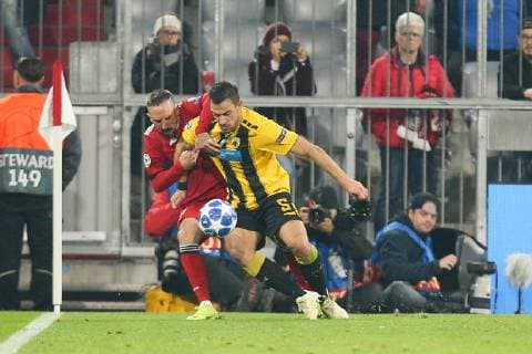 l-r: im Zweikampf, Aktion, mit Franck Ribery 7 (FC Bayern Muenchen) und Vasilios Lampropoulos 5 (AEK Athen), FC Bayern Muenchen vs. AEK Athen, Fussball, Vorrunde, Champions League, 07.11.2018 Muenchen Bayern Deutschland